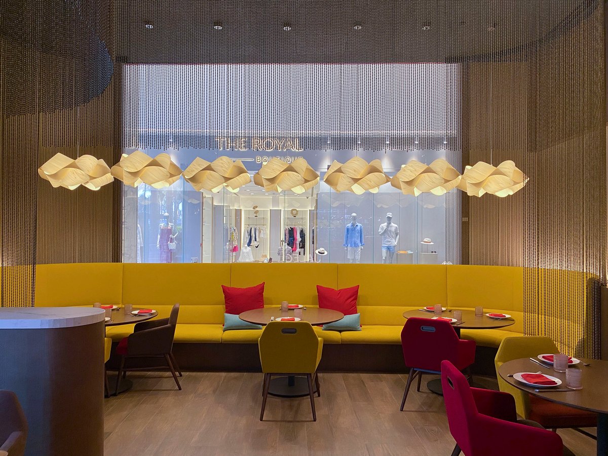 chef jose-andres-jaleo-restaurant-in-dubai-lit-with-lzf-lamps