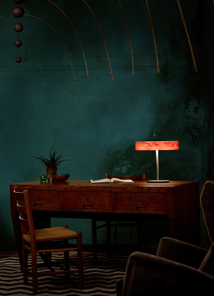 Desk with-a-table-lamp-with-wooden-diffuser-and-metal-base