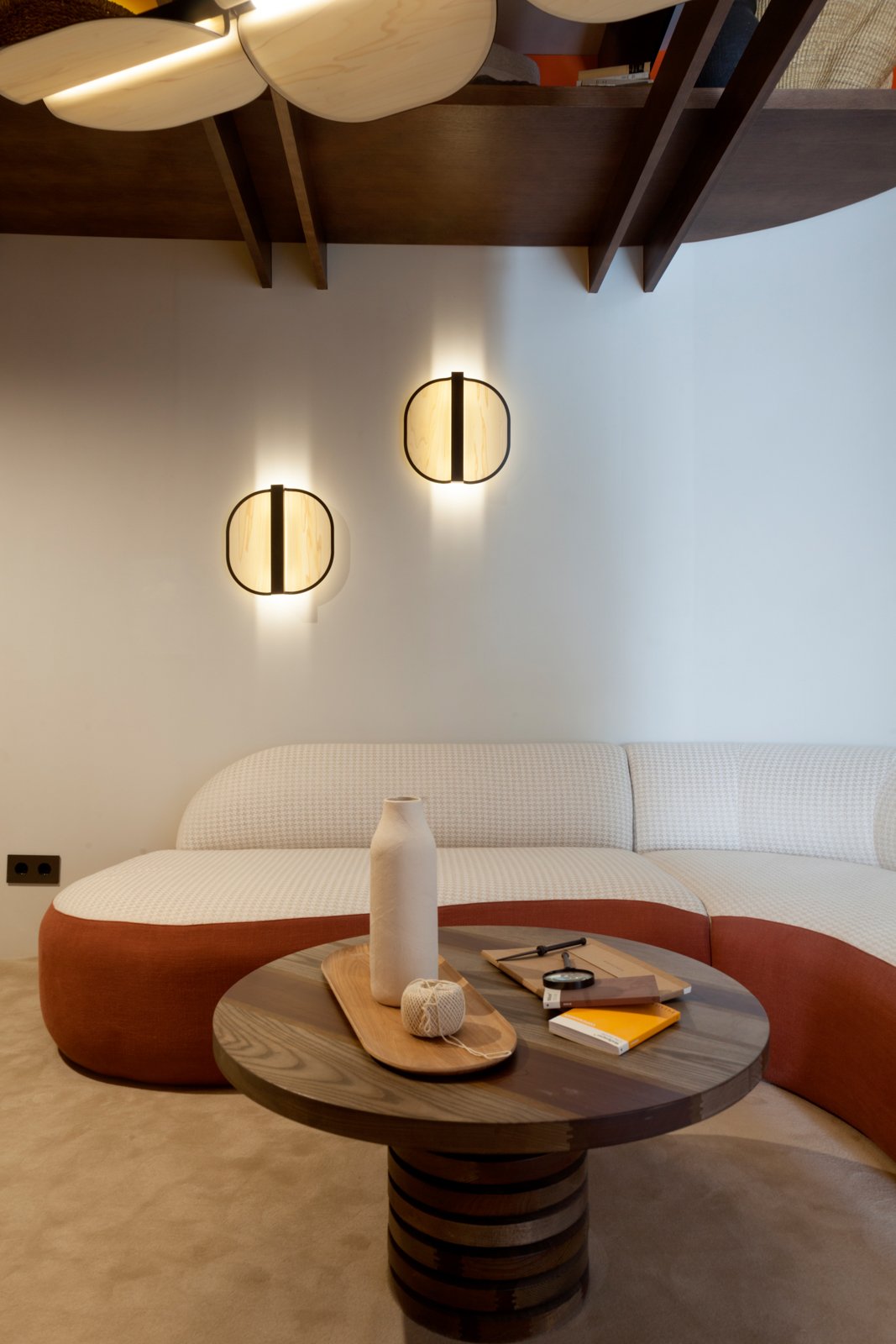 Living room-with-wood-sconce-in-white-wood-veneer-edged-in-black-metal