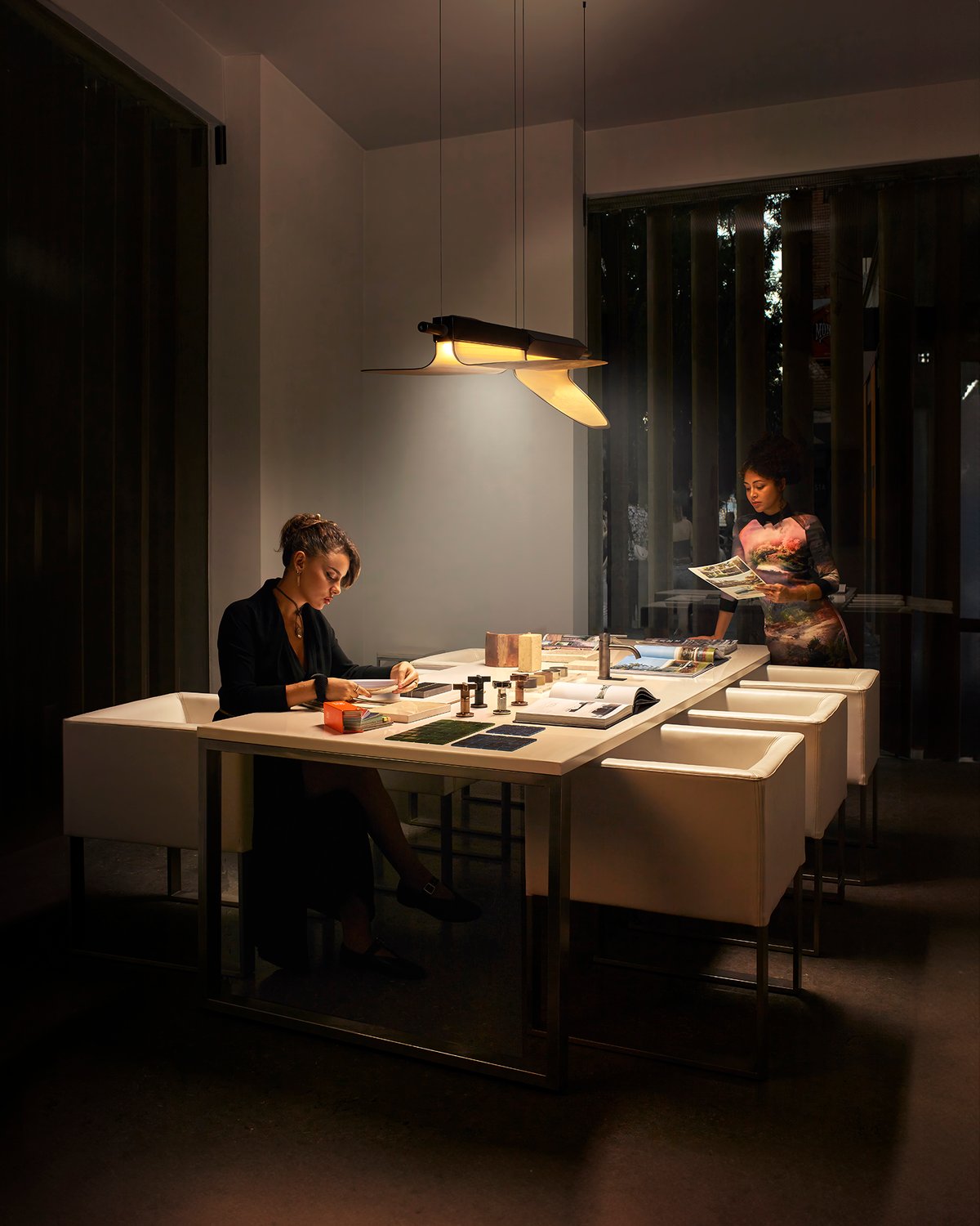 meeting room-illuminated-with-lamp-design-of-wooden-leaves-combined-with-metal-that-can-be-rotated-independently